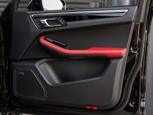 Certified 2025 Porsche Macan AWD/4WD image 41