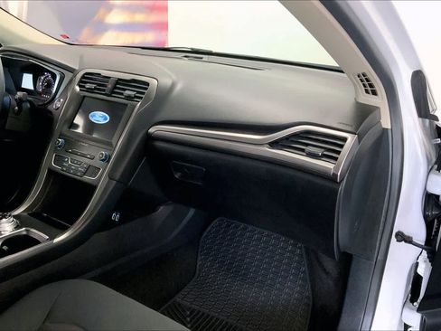 Used 2019 Ford Fusion SE FWD image 21