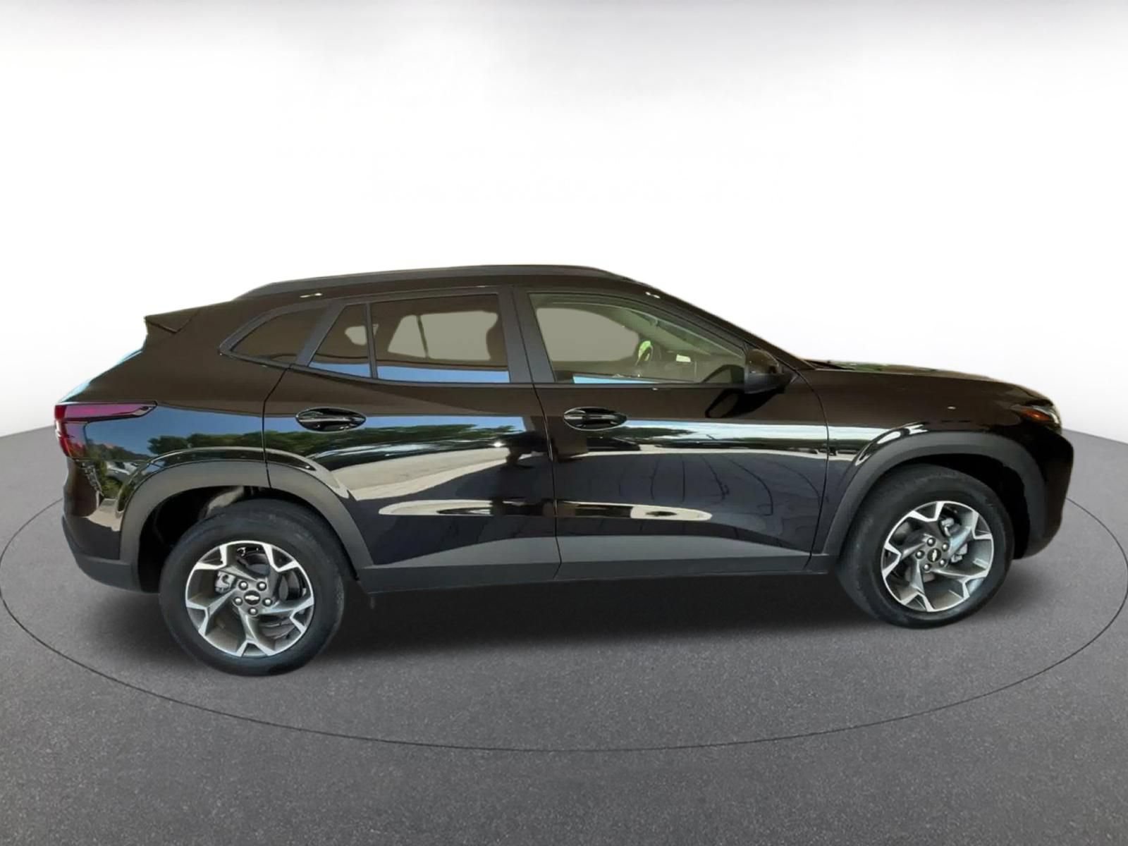 Used 2025 Chevrolet Trax LT FWD image 15