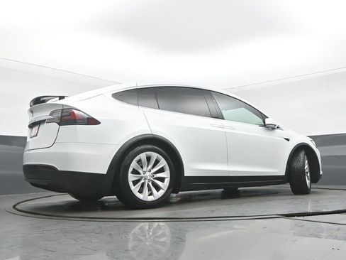 Used 2018 Tesla Model X 75D image 29