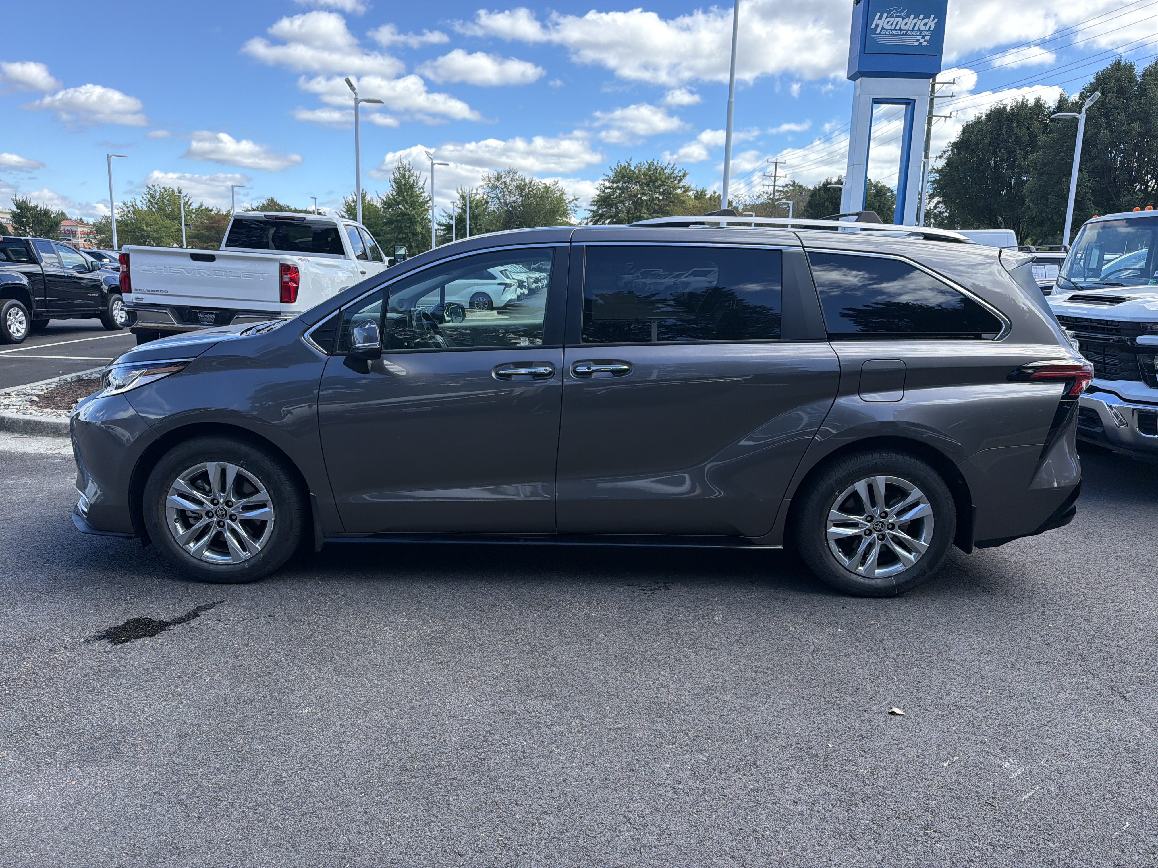 Used 2024 Toyota Sienna Limited AWD/4WD image 7