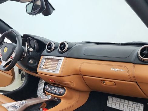 Used 2014 Ferrari California image 23