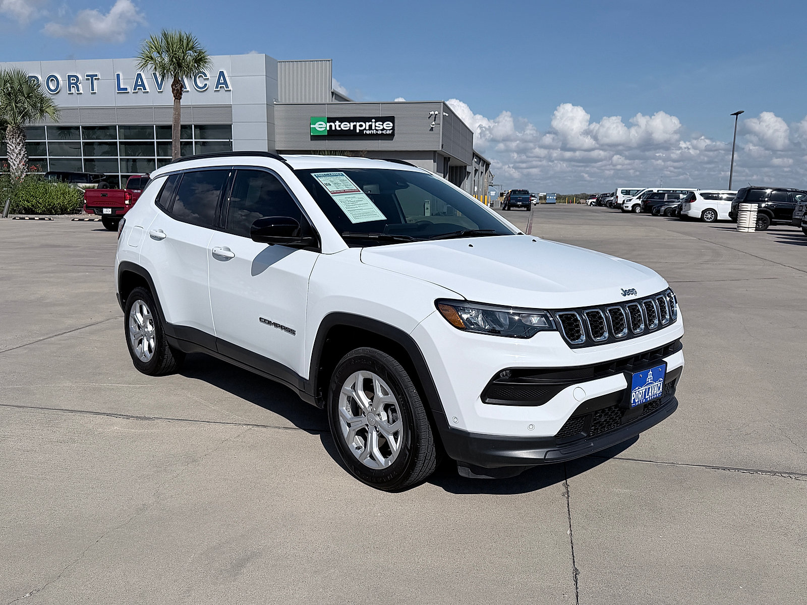Used 2024 Jeep Compass Latitude w/ Convenience Group AWD/4WD image 1