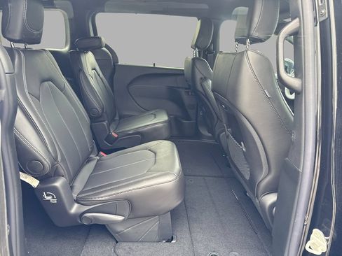New 2027 Chrysler Pacifica Select FWD image 13