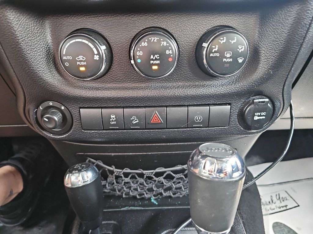 Used 2014 Jeep Wrangler Unlimited Rubicon w/ Connectivity Group AWD/4WD image 33
