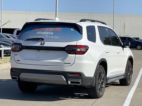 Used 2025 Honda Pilot Touring image 4