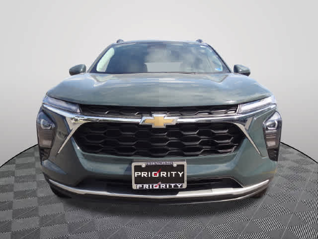 Used 2025 Chevrolet Trax LT FWD image 3