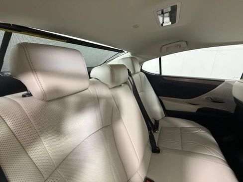 Used 2025 Lexus ES 300h w/ Technology Package FWD image 31