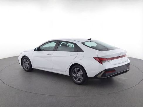 Used 2025 Hyundai Elantra SE w/ Cargo Package image 3