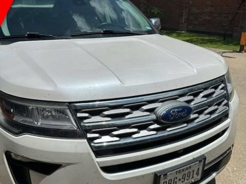 Used 2019 Ford Explorer Limited w/ Limited Luxury Package FWD image 2