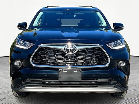 Used 2025 Toyota Highlander Platinum image 3