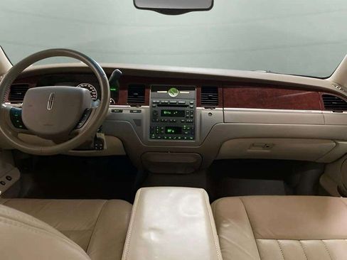 Used 2005 Lincoln Town Car Signature image 10