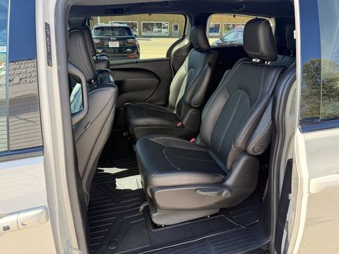 Used 2021 Chrysler Pacifica Touring-L w/ Uconnect Theater Family Group FWD image 12