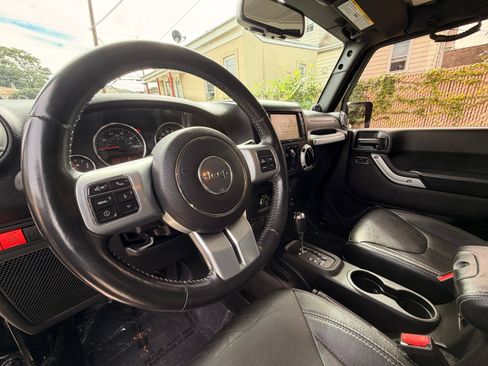 Used 2014 Jeep Wrangler Unlimited Rubicon AWD/4WD image 15