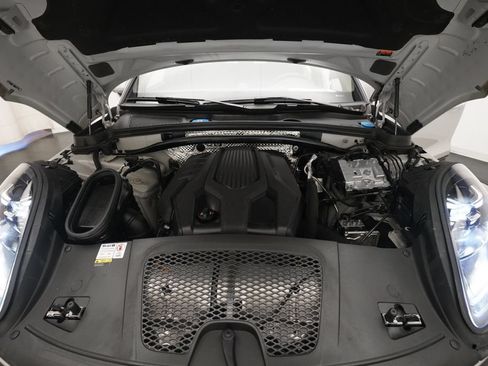 Certified 2023 Porsche Macan AWD/4WD image 9