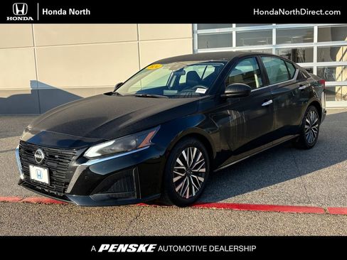 Used 2024 Nissan Altima 2.5 SV image 1