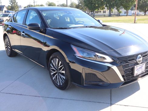 Used 2024 Nissan Altima 2.5 SV image 3