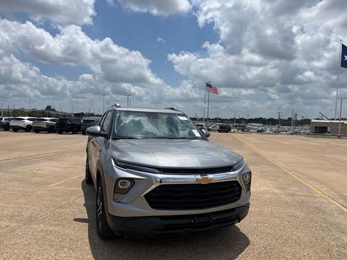 Used 2025 Chevrolet TrailBlazer LT AWD/4WD image 3