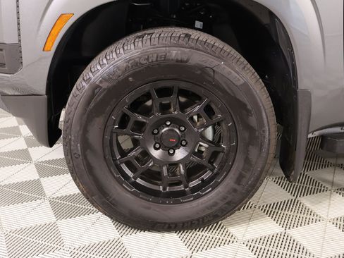 Used 2025 Nissan Frontier SV AWD/4WD image 17