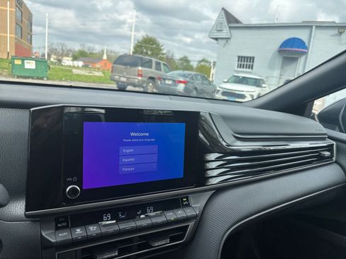 Used 2025 Toyota Camry SE image 33