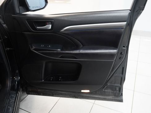 Used 2017 Toyota Highlander SE image 28