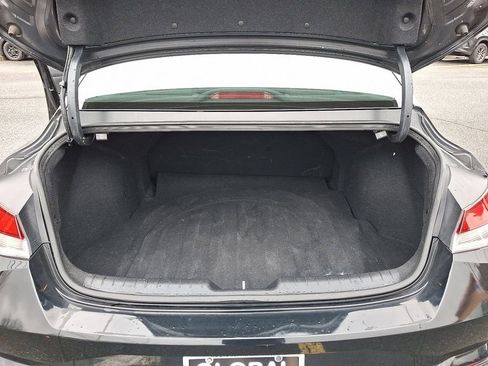 Used 2023 Hyundai Elantra SE image 29