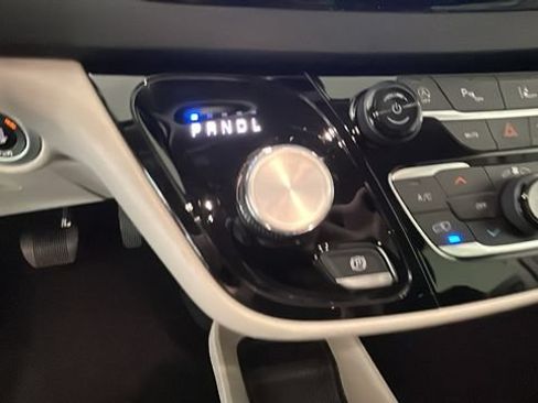 Used 2024 Chrysler Pacifica Touring-L FWD image 21