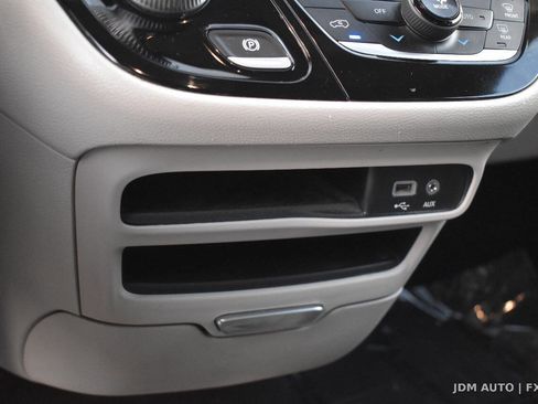 Used 2020 Chrysler Pacifica Touring-L FWD image 26