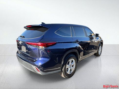 Used 2023 Toyota Highlander LE FWD image 4
