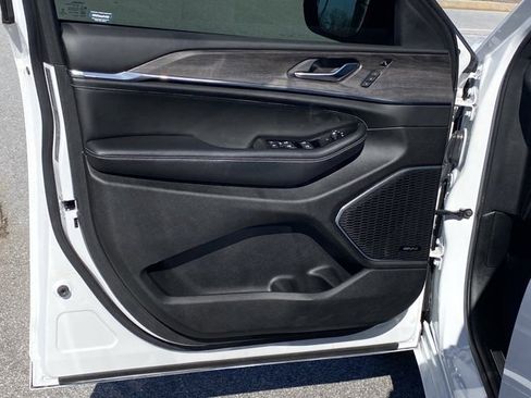 Used 2023 Jeep Grand Cherokee Overland w/ Luxury Tech Group IV image 22