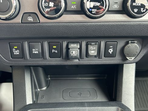 Certified 2018 Toyota Tacoma TRD Off-Road w/ Technology Package AWD/4WD image 30