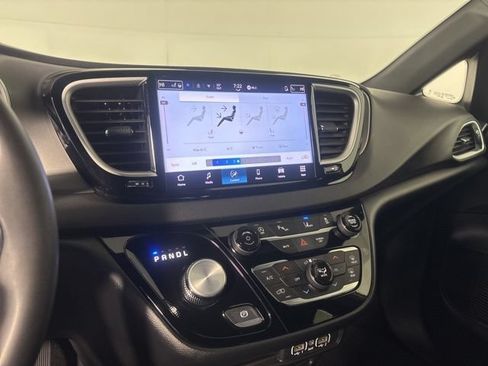 Used 2025 Chrysler Pacifica Select FWD image 18