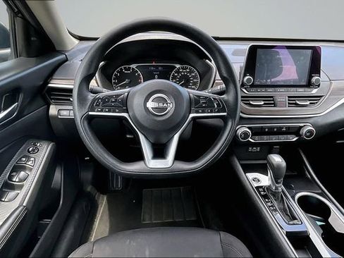 Used 2024 Nissan Altima 2.5 SV FWD image 8