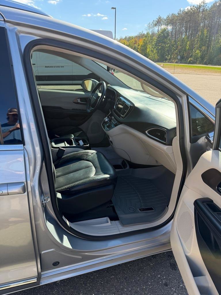 Used 2019 Chrysler Pacifica Touring-L FWD image 19