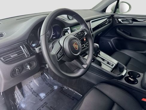 Certified 2025 Porsche Macan image 4