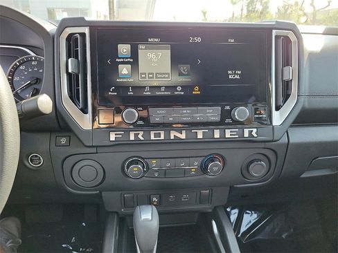 Used 2025 Nissan Frontier SV image 11