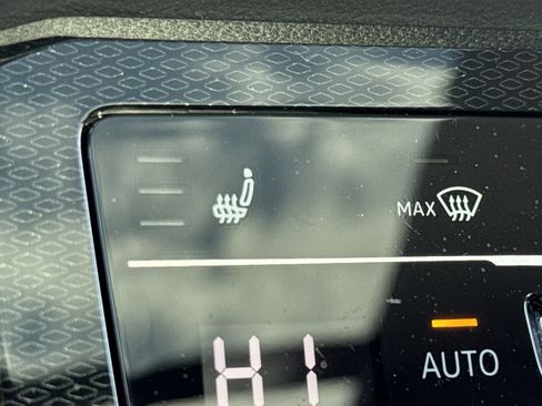 Certified 2025 Volkswagen Taos SE image 14