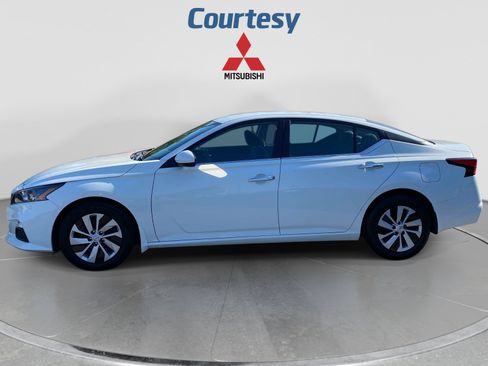 Used 2022 Nissan Altima 2.5 S FWD image 2