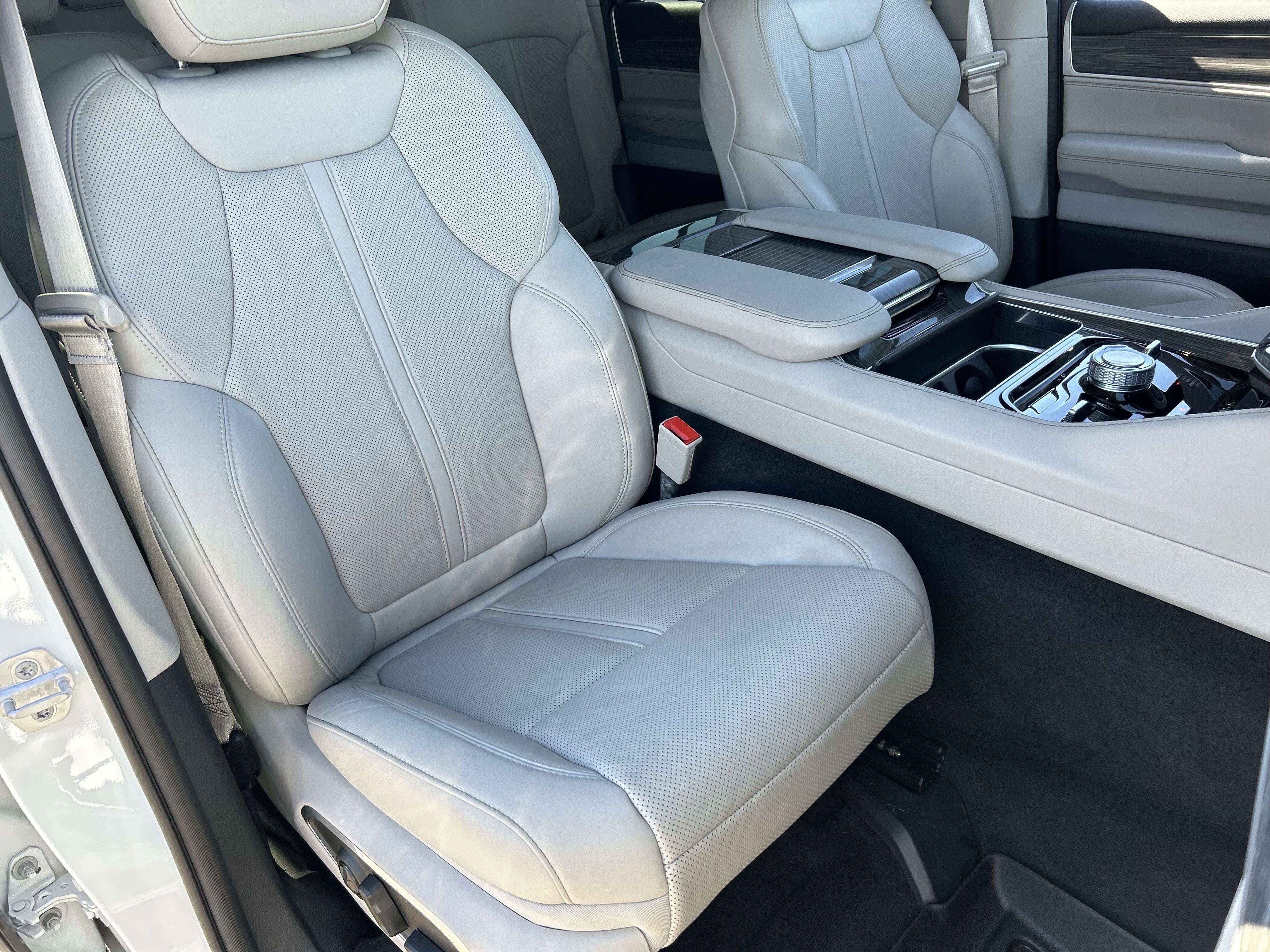Used 2022 Jeep Wagoneer Series III w/ Premium Group I AWD/4WD image 9