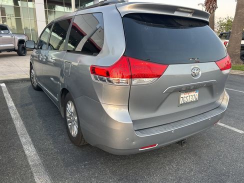 Used 2013 Toyota Sienna XLE w/ Premium Pkg image 4