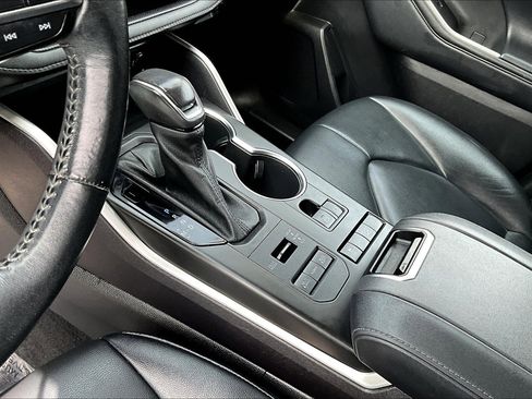 Used 2021 Toyota Highlander XLE image 16