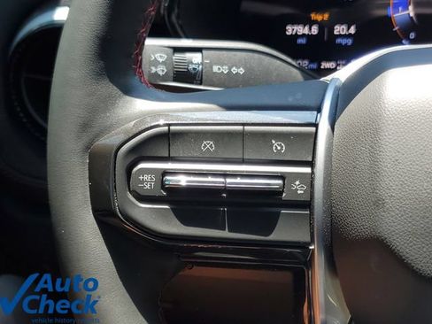Used 2025 Chevrolet Colorado Z71 w/ Technology Package AWD/4WD image 23