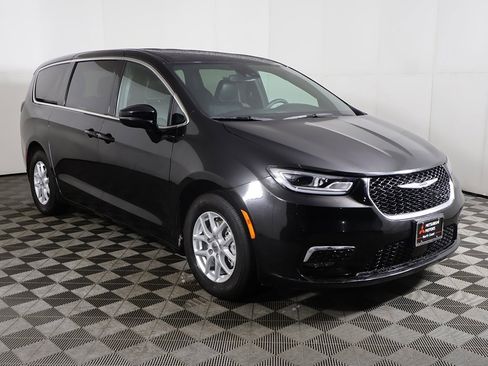 Used 2025 Chrysler Pacifica Select image 2