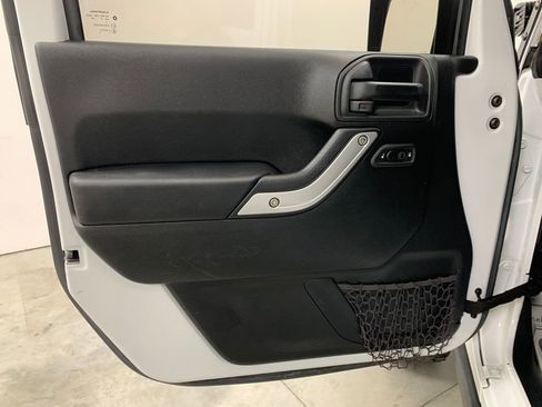 Used 2016 Jeep Wrangler Unlimited Rubicon w/ Connectivity Group image 5