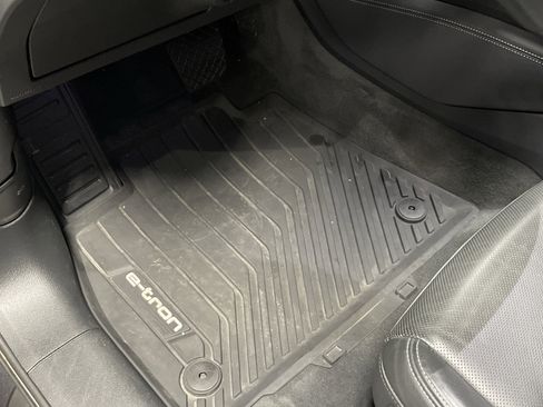 Used 2022 Audi e-tron Premium Plus w/ Premium Plus Package image 17