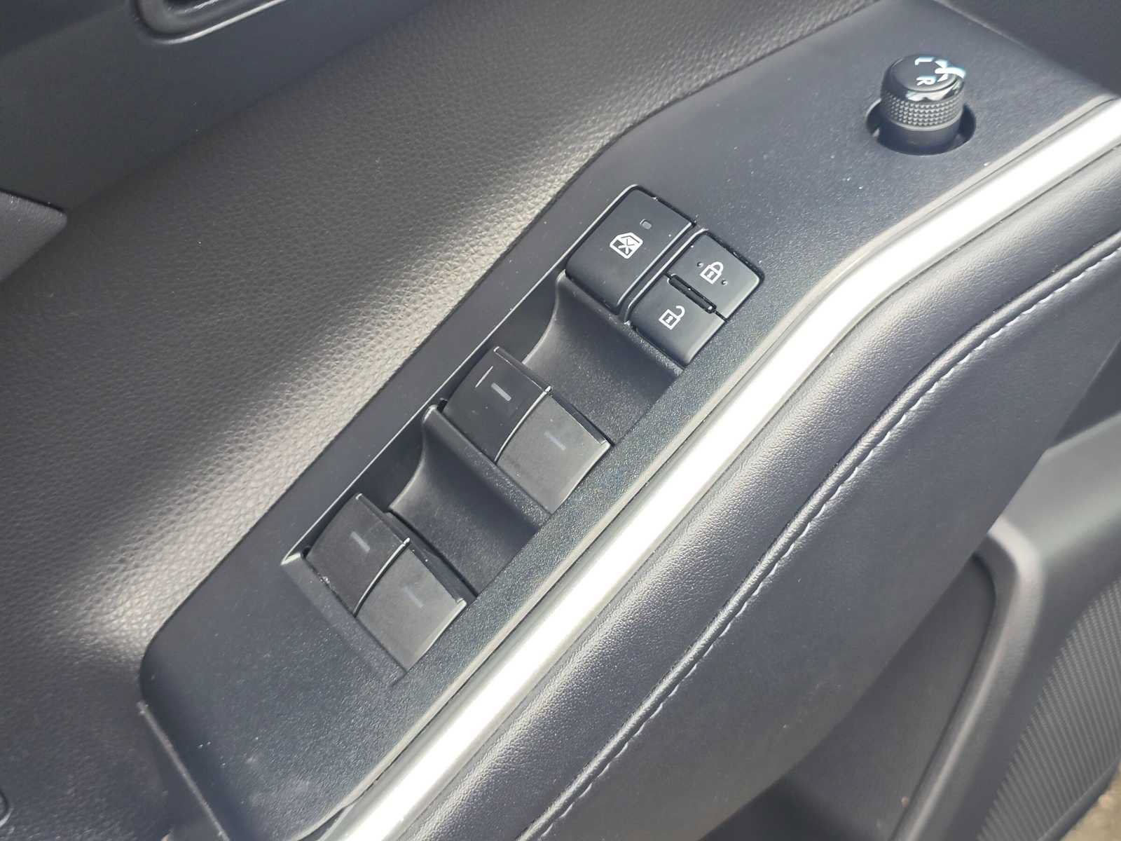 Used 2020 Toyota Highlander XLE AWD/4WD image 23