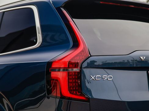 Certified 2025 Volvo XC90 B5 Plus image 9