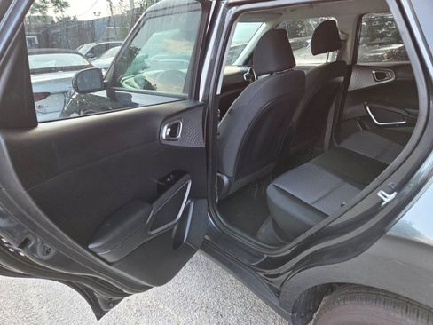 Used 2025 Kia Soul LX w/ LX Technology Package FWD image 8