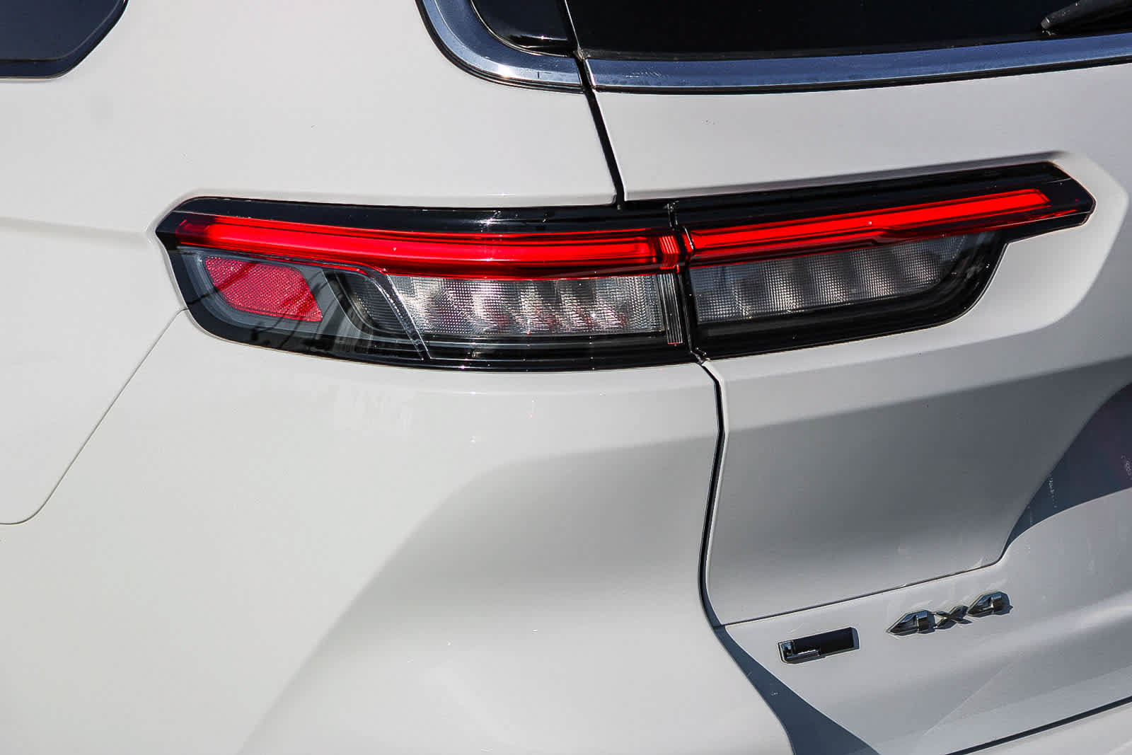Used 2022 Jeep Grand Cherokee L Limited AWD/4WD image 7