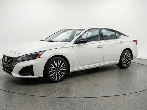 Used 2025 Nissan Altima 2.5 SV FWD image 3
